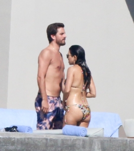 kourtney-kardashian-scott-disick-mexico-nov-2016