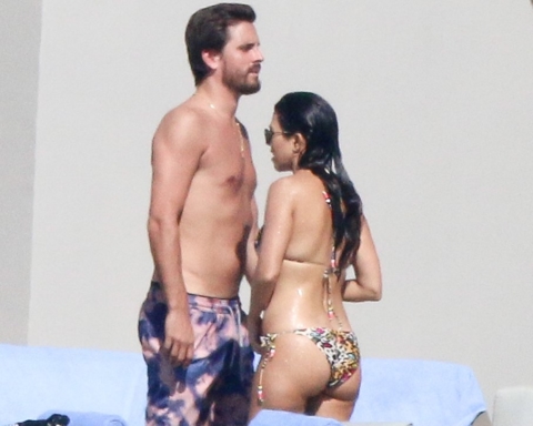 kourtney-kardashian-scott-disick-mexico-nov-2016